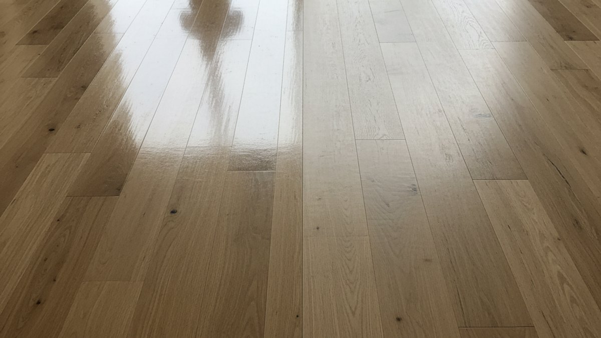 Sàn Gỗ Hoàn Thiện Bóng Và Mờ Dưới Ánh Sáng