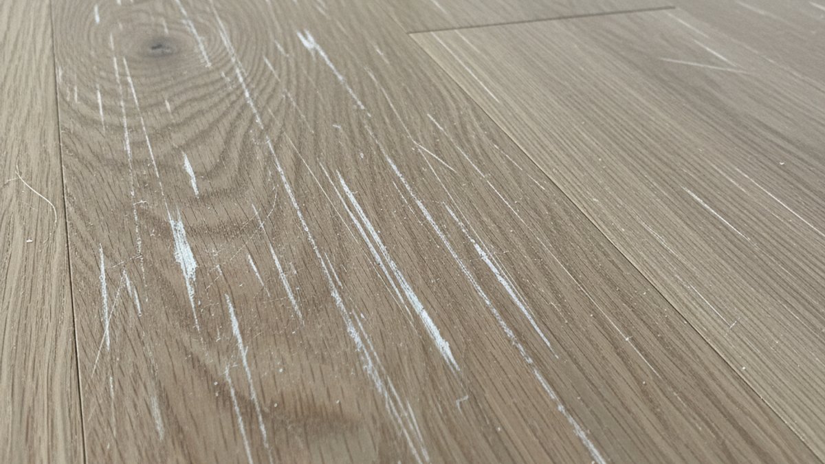 Sàn Gỗ Bị Xước Vì Dùng Bàn Chải Cứng